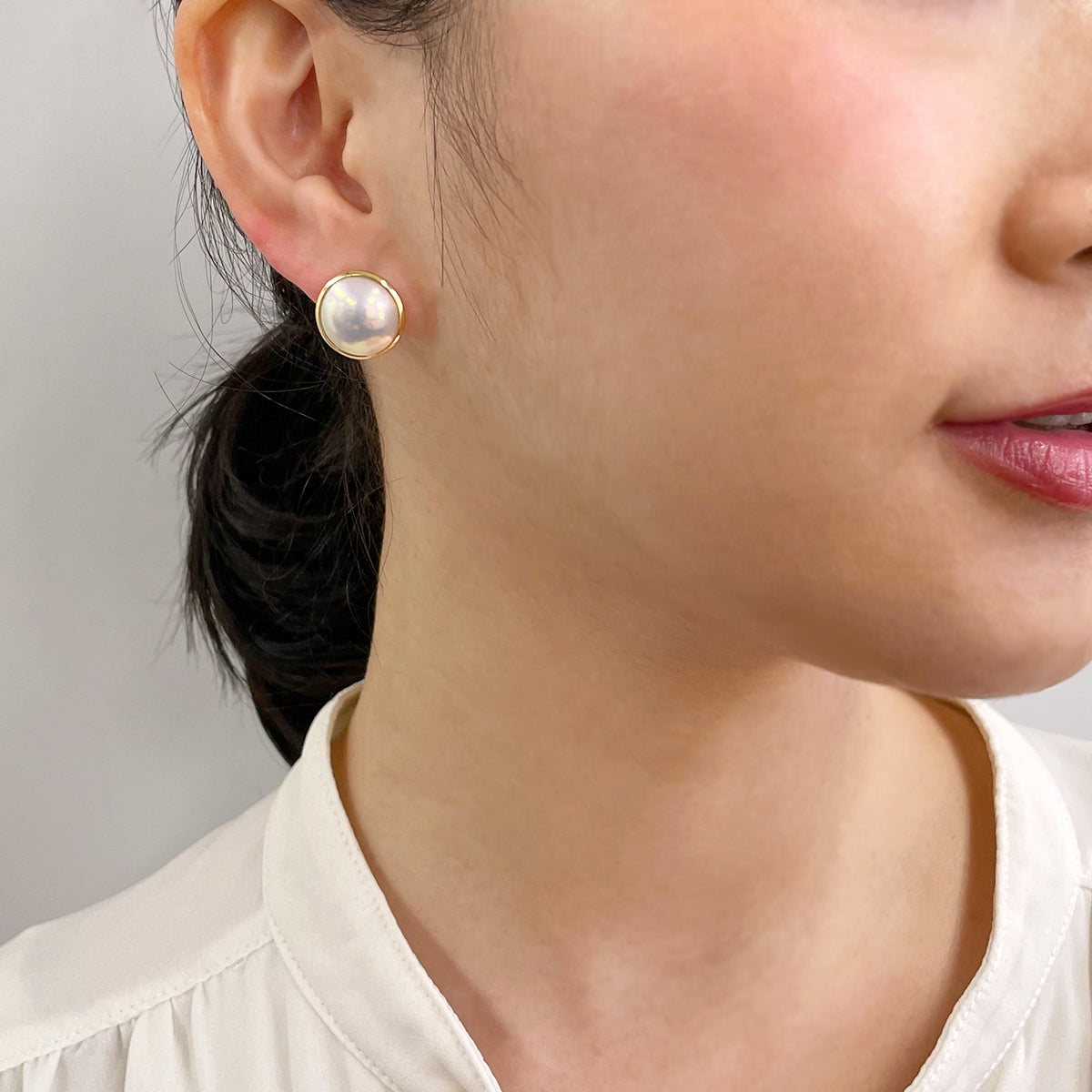 Mabe Pearl Earrings 12mmUP K18YG Aurora White