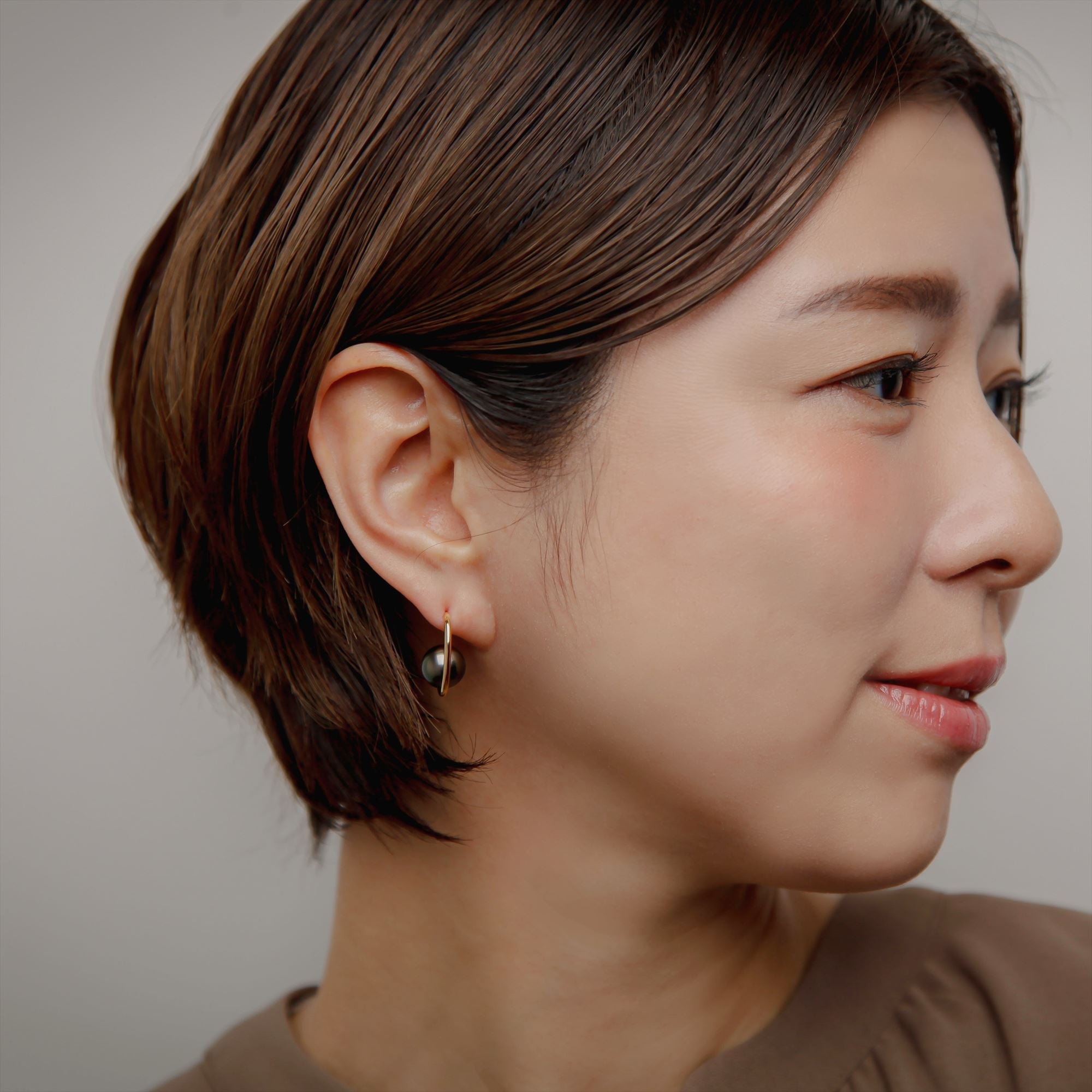 LUXE Tahitian Black Pearl Earrings 9.0–9.5mm K18WG/YG