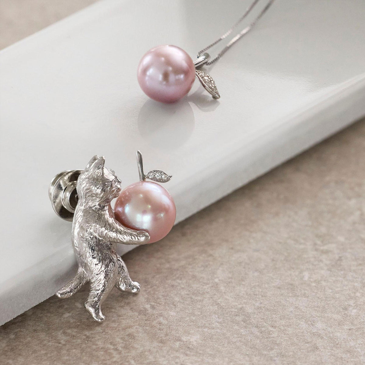 plumberry Freshwater Pearl Cat Brooch 11mmUP SV925 Apple